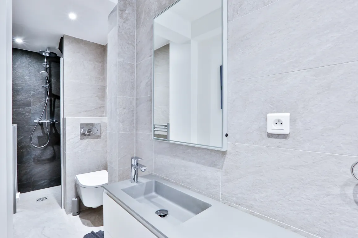 Salle de bain de luxe moderne: douche à l'italienne, vasque design, WC suspendu. Carrelage élégant, finitions haut de gamme pour propriété d'exception.