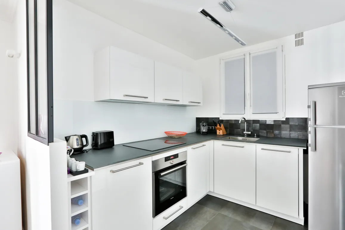 Cuisine moderne et équipée, design épuré, électroménager intégré. Idéale pour un appartement de luxe optimisé. Fonctionnalité et style.