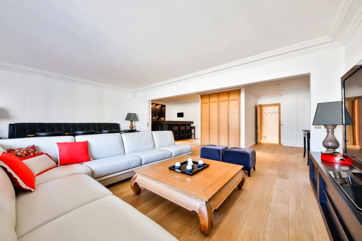 Salon de luxe spacieux et lumineux. Canapé design, parquet, ambiance moderne et élégante. Idéal pour un appartement de prestige.