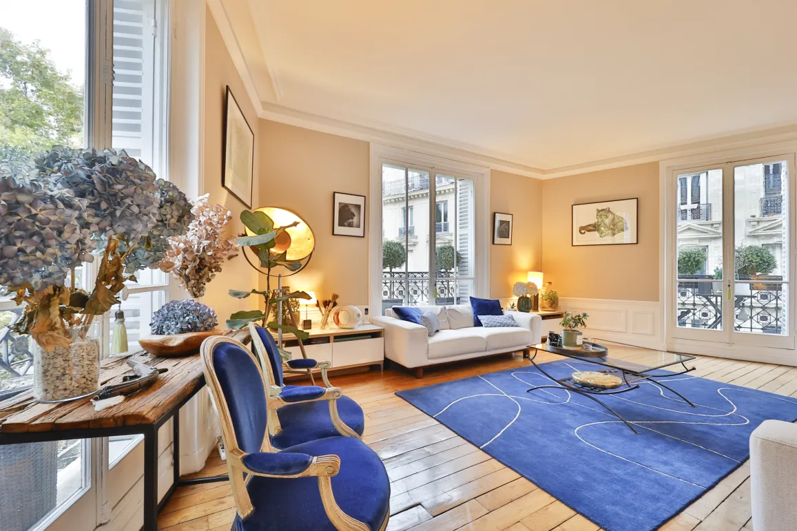 Salon parisien de luxe: lumineux, élégant, design contemporain avec touches de bleu. Parfait pour un appartement d'exception.