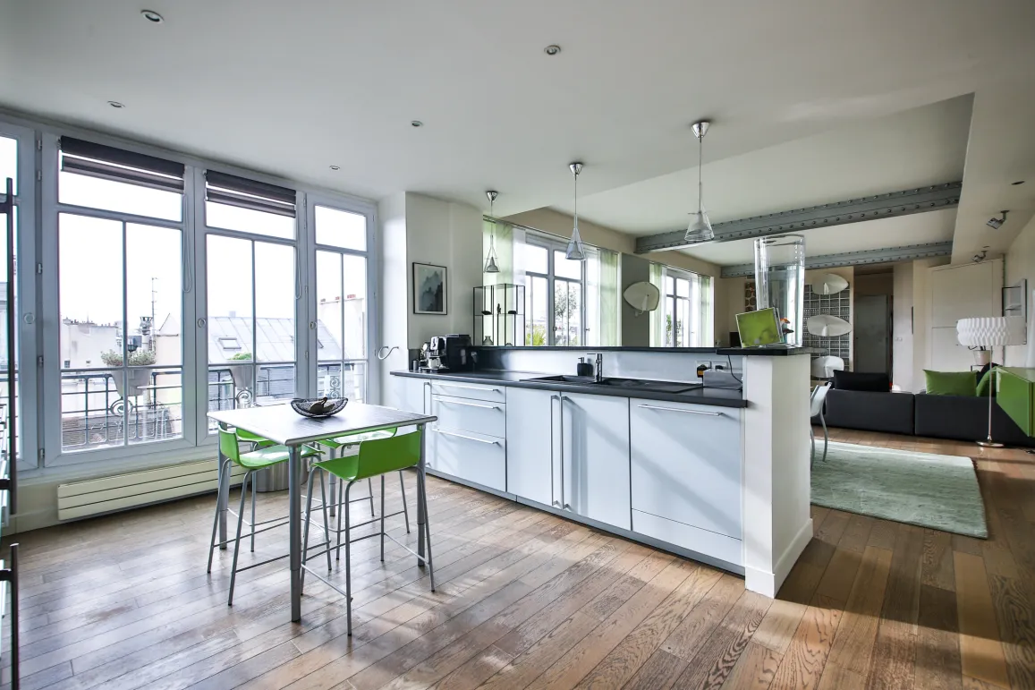 Appartement de luxe moderne avec cuisine ouverte, vue ville, parquet et design élégant. Espace lumineux et haut de gamme.