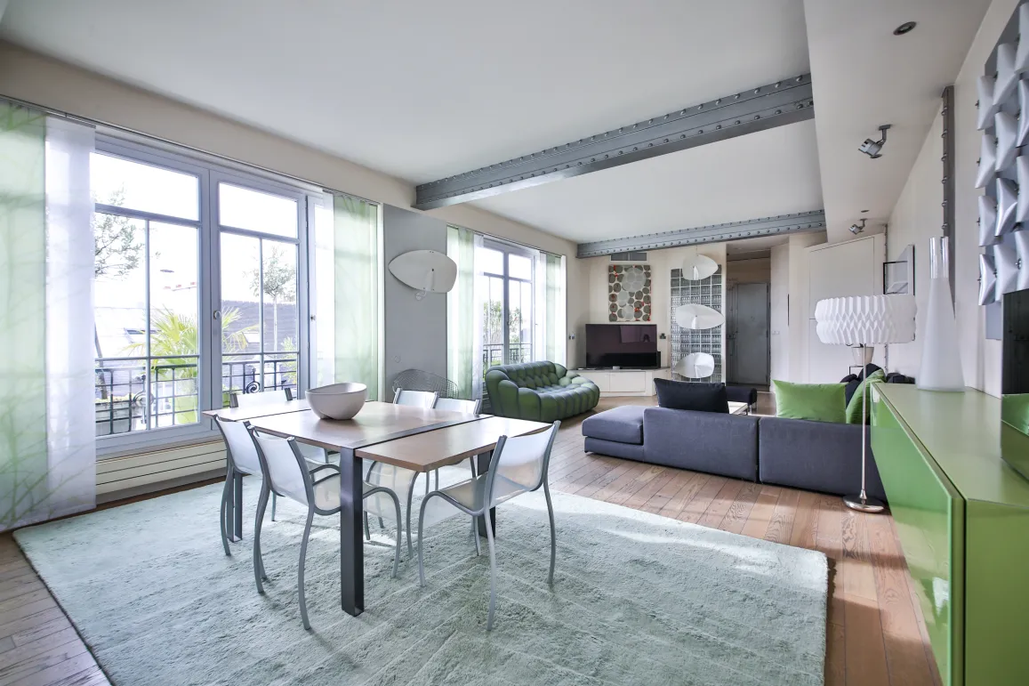 Spacieux salon-salle à manger design, lumineux avec vue. Appartement de luxe contemporain, mobilier élégant et touches industrielles. Confort moderne.