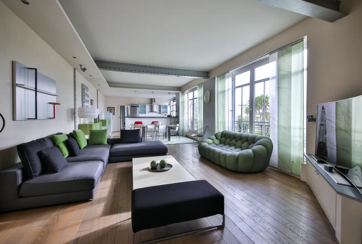 Salon de luxe spacieux et lumineux avec design contemporain, cuisine ouverte et vue dégagée. Parfait pour un appartement haut de gamme.