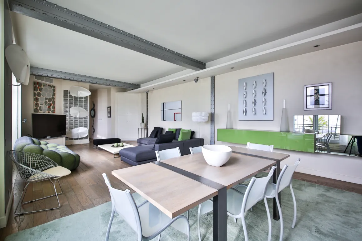 Superbe loft de luxe, design contemporain. Salon-salle à manger lumineux, mobilier élégant, poutres industrielles. Espace de vie moderne et spacieux.