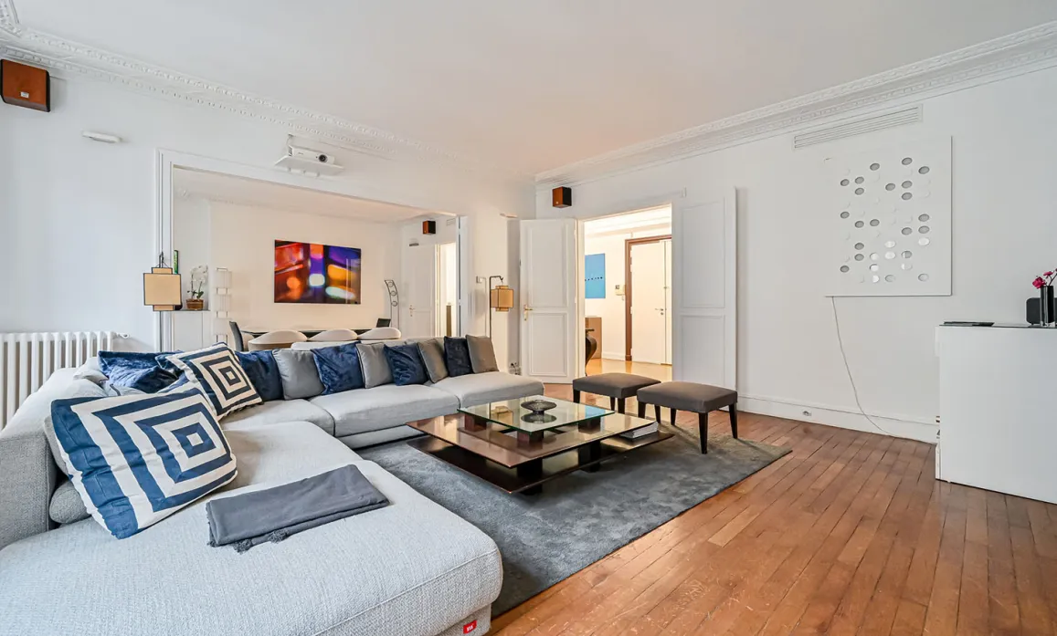 Salon de luxe spacieux et moderne. Design élégant, canapé confortable, parquet. Idéal pour un appartement haut de gamme.