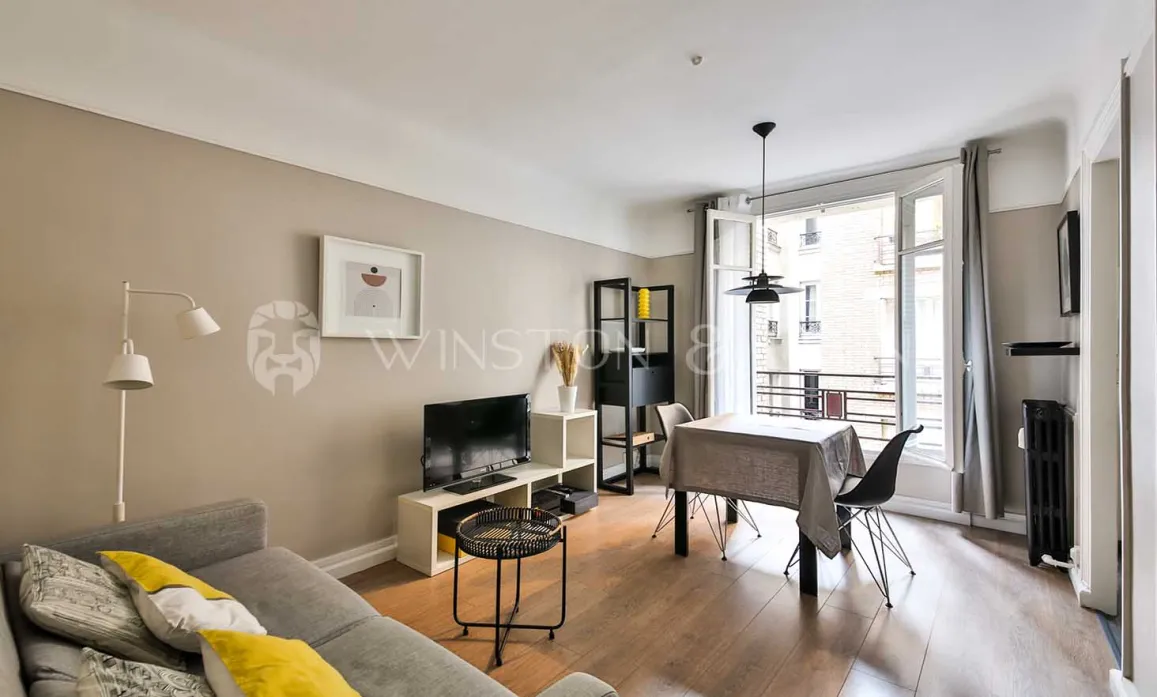 Superbe appartement de luxe: salon-salle à manger moderne, lumineux avec balcon. Design épuré, confort optimal. Idéal pour la ville.