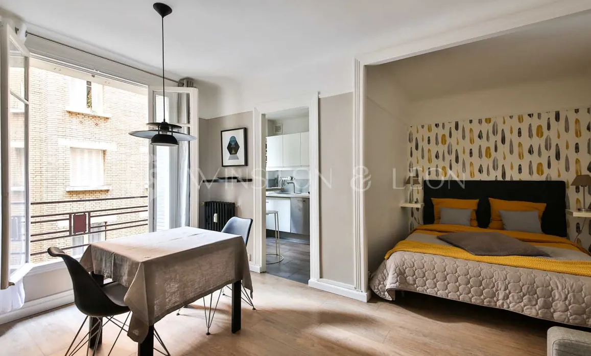 Appartement de luxe moderne. Studio design optimisé avec salon, chambre cosy et cuisine ouverte. Élégance contemporaine et luminosité.