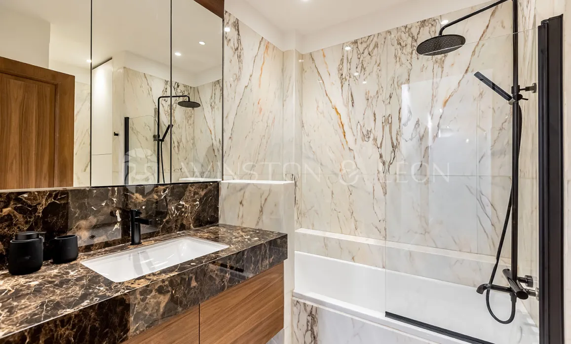 Salle de bain de luxe moderne. Marbre élégant, vasque design, douche/baignoire. Ambiance raffinée, matériaux nobles.