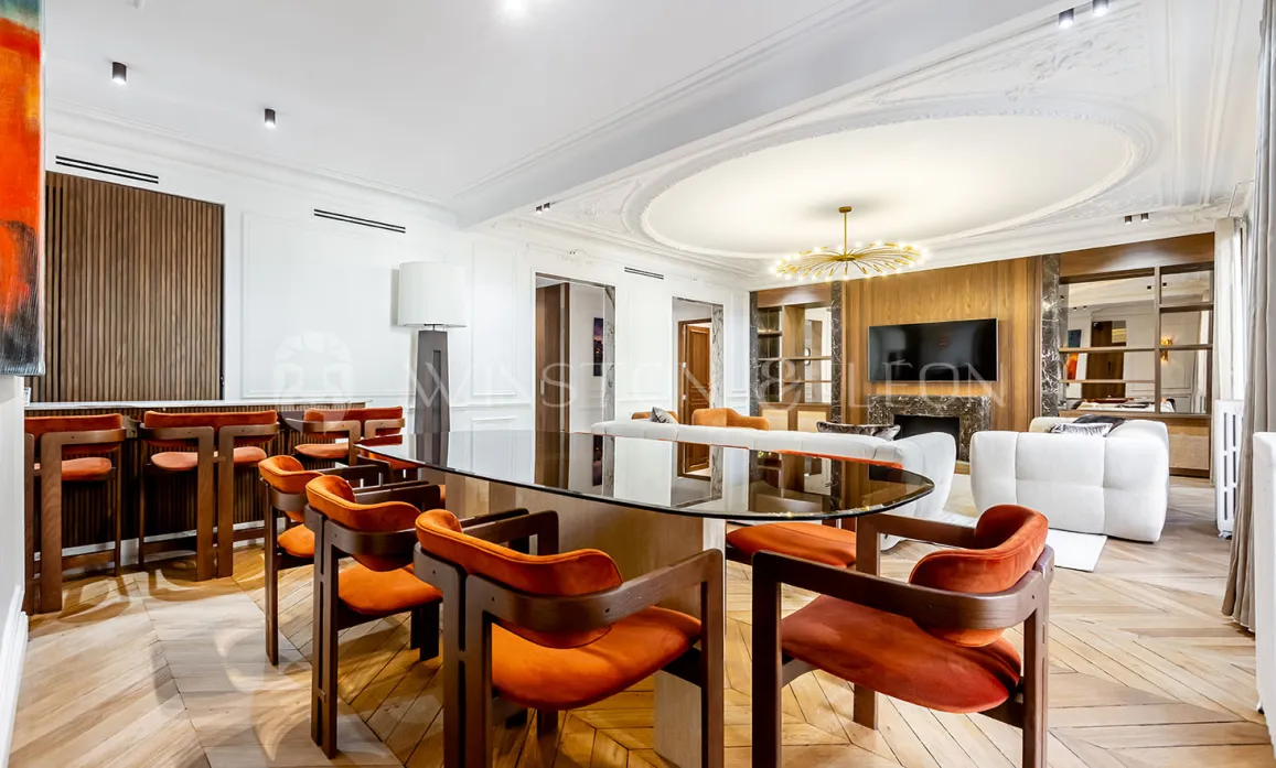 Salon-salle à manger de luxe, design contemporain. Mobilier haut de gamme, parquet, moulures. Un intérieur élégant et raffiné pour une propriété d'exception.