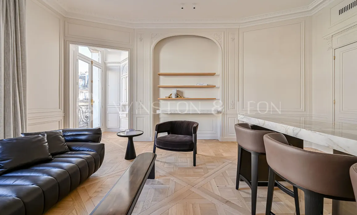 Salon Haussmannien parisien luxueux. Design moderne & classique, parquet, moulures, marbre, mobilier haut de gamme. Élégance intemporelle.