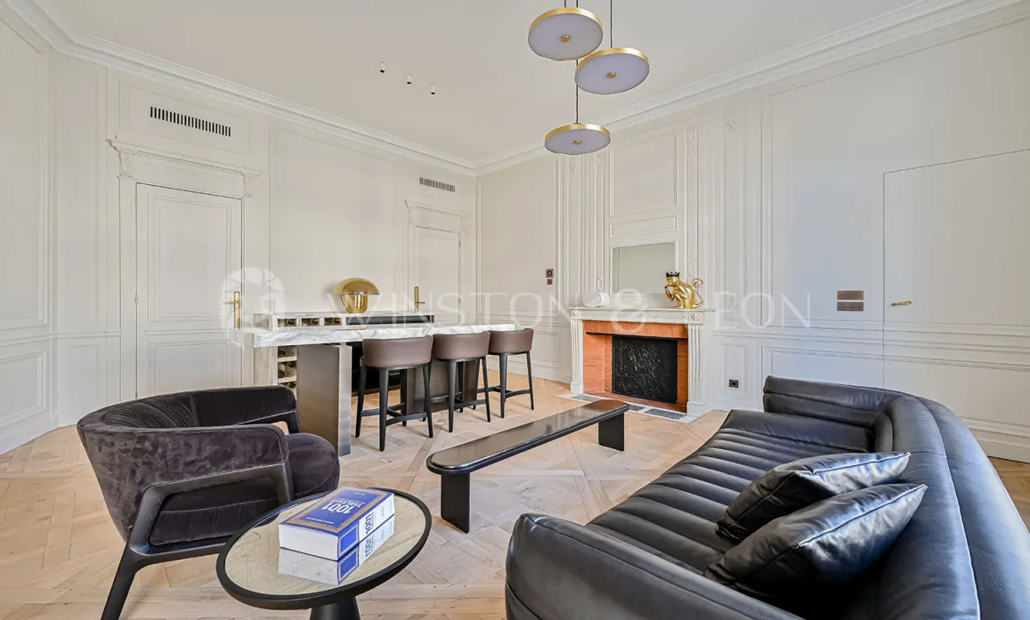 Salon de luxe parisien, fusion design contemporain & classique. Appartement élégant avec bar, cheminée, moulures, parquet et mobilier haut de gamme.
