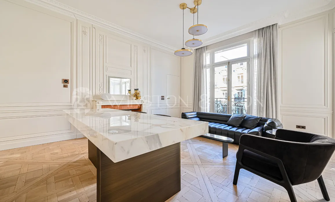 Salon parisien de luxe. Design haussmannien modernisé, marbre, parquet, moulures. Élégance et prestige pour un intérieur raffiné.