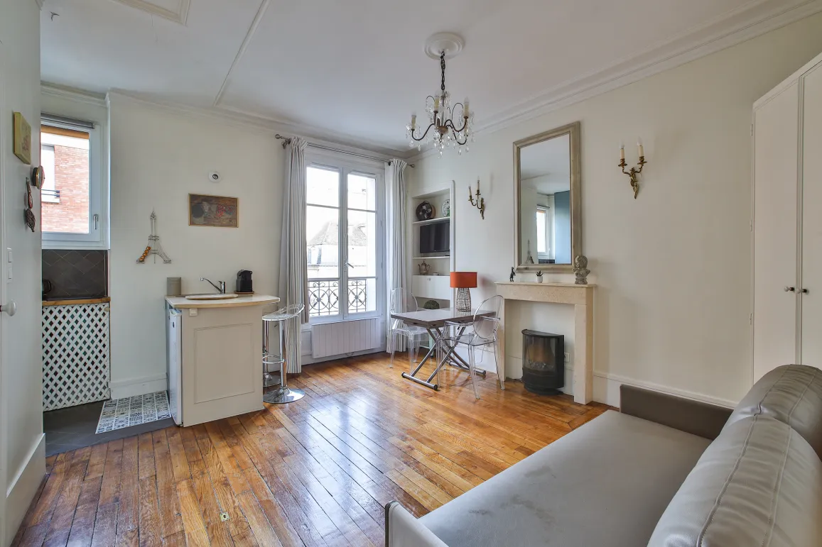 Studio de luxe à Paris: lumineux, parquet ancien, cheminée. Idéal pied-à-terre ou investissement locatif de prestige.