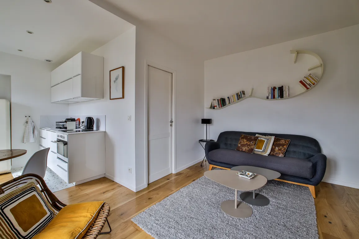 Appartement de luxe moderne: salon lumineux, cuisine ouverte design, parquet. Espace contemporain et élégant.