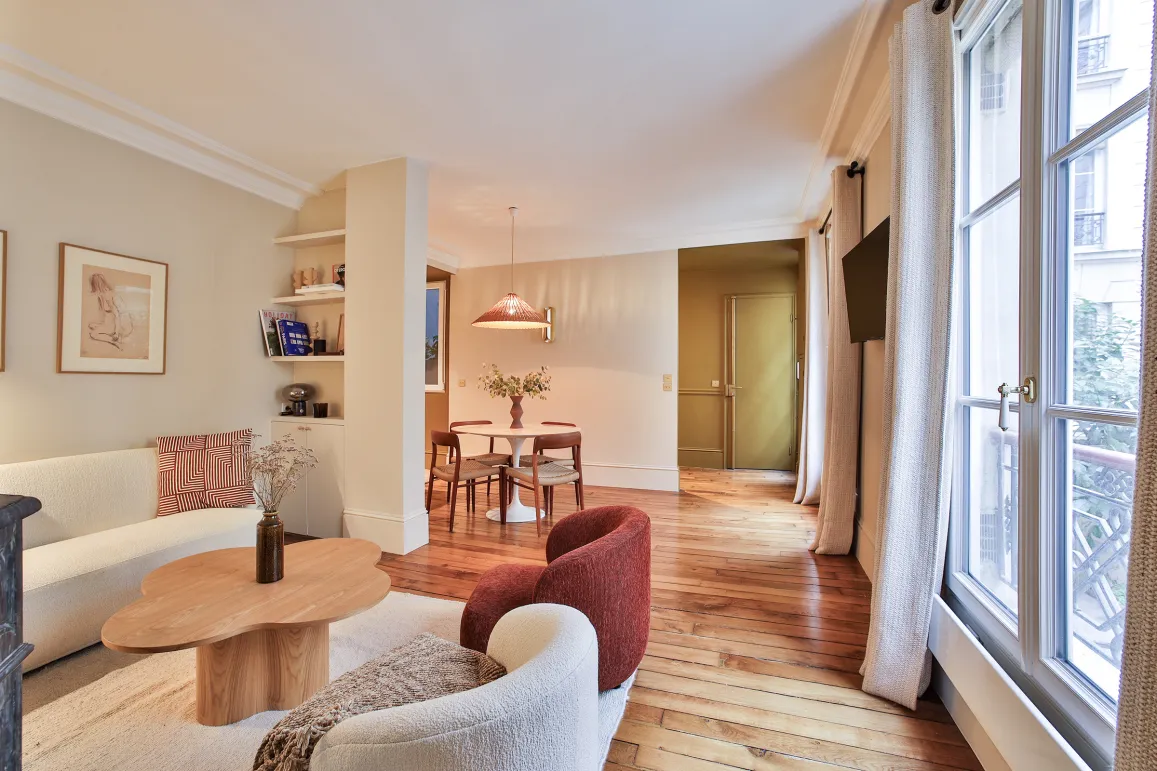 Appartement de luxe parisien: salon-salle à manger lumineux, design moderne et élégant, parquet, mobilier contemporain. Idéal pour un style de vie raffiné.