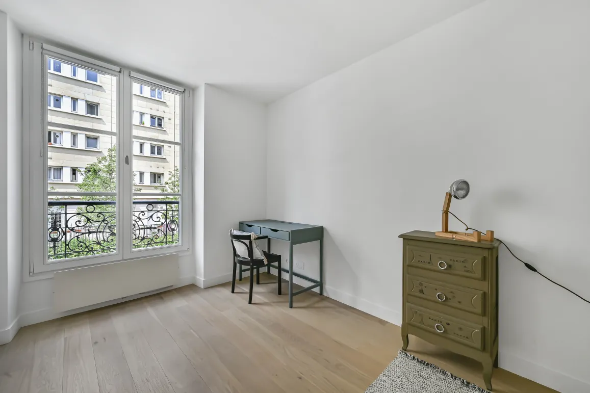 Appartement de luxe : pièce lumineuse, parquet, vue dégagée. Idéal chambre/bureau élégant. Calme et potentiel parisien.
