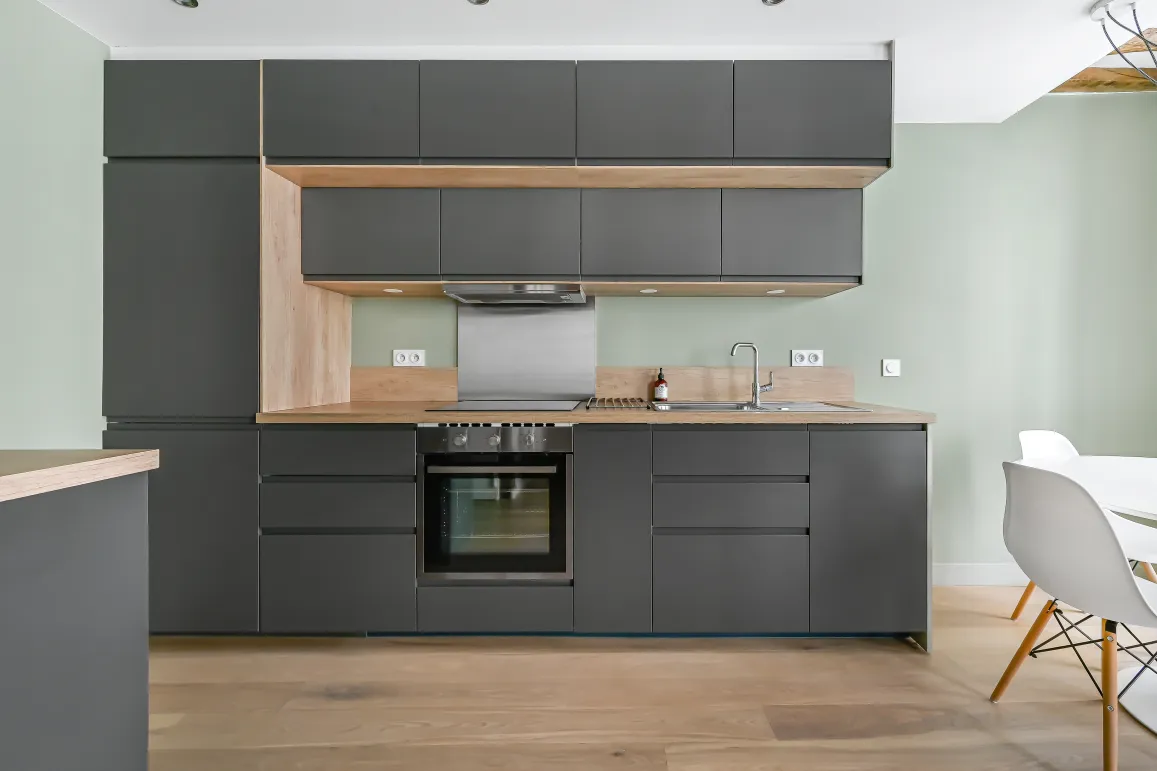 Cuisine luxe moderne: gris anthracite, bois clair. Design épuré, fonctionnel.
