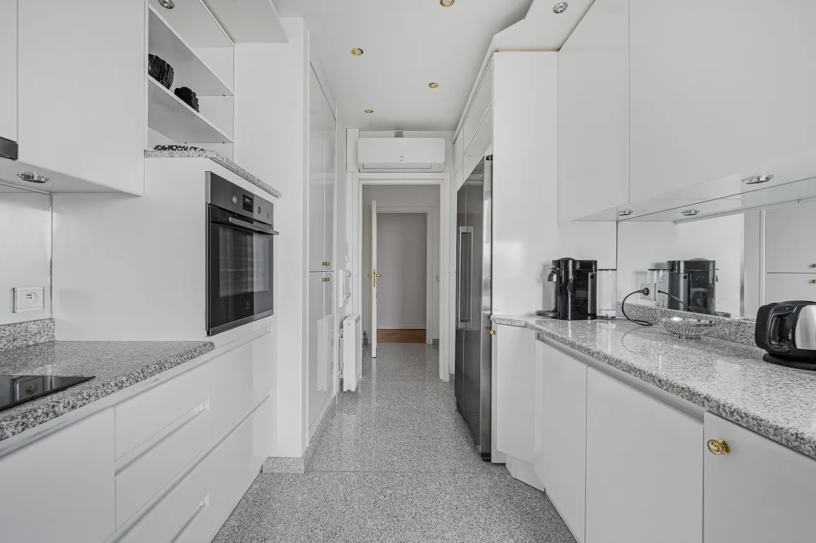 Cuisine moderne et lumineuse, entièrement équipée, avec des finitions de luxe et un design élégant. Idéale pour un appartement haut de gamme.