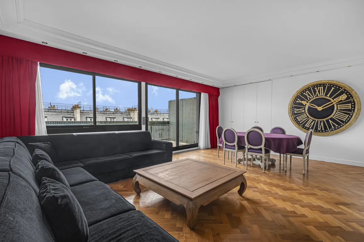 Appartement de luxe, salon/salle à manger moderne, vue ville, parquet, grandes fenêtres. Espace élégant et lumineux.