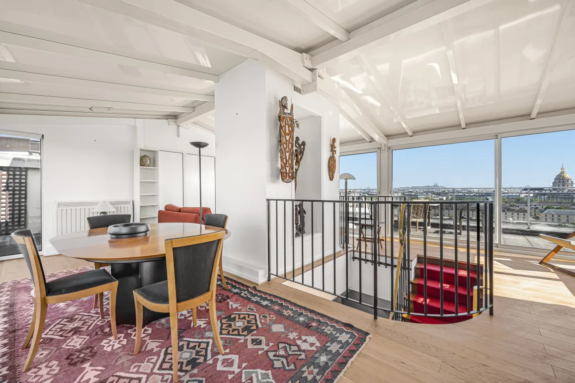 Penthouse de luxe avec vue panoramique sur Paris, espace de vie lumineux et design moderne. Duplex avec escalier élégant.