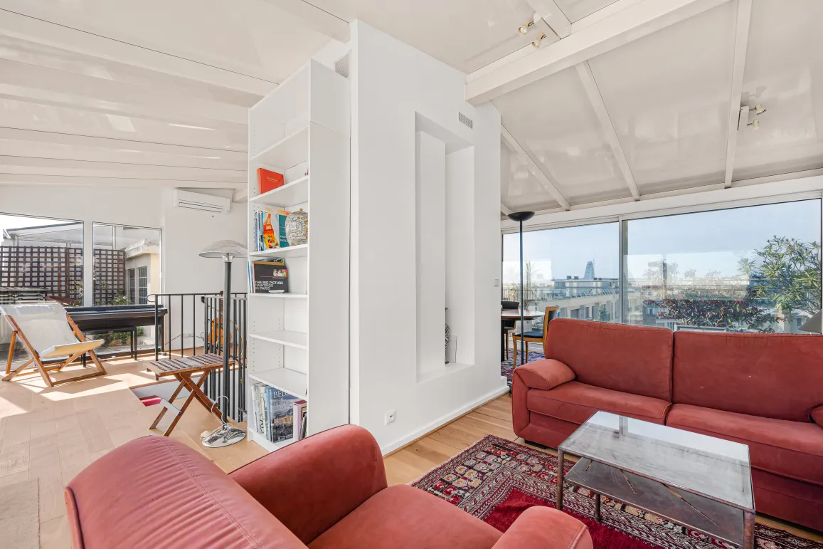 Penthouse de luxe : salon moderne et lumineux avec vue panoramique sur la ville, grandes baies vitrées et accès terrasse. Design contemporain.