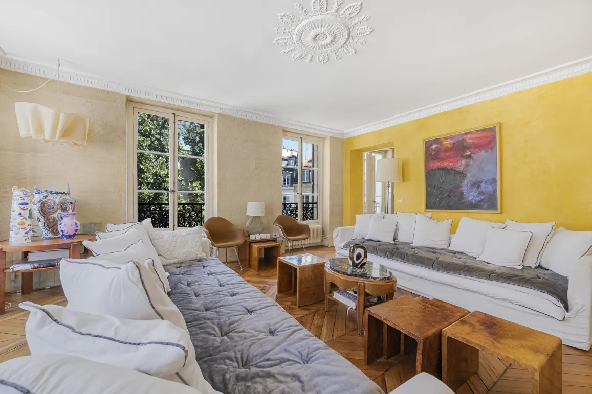 Superbe salon de luxe avec parquet, moulures, grandes fenêtres et design contemporain. Idéal pour un appartement parisien élégant.
