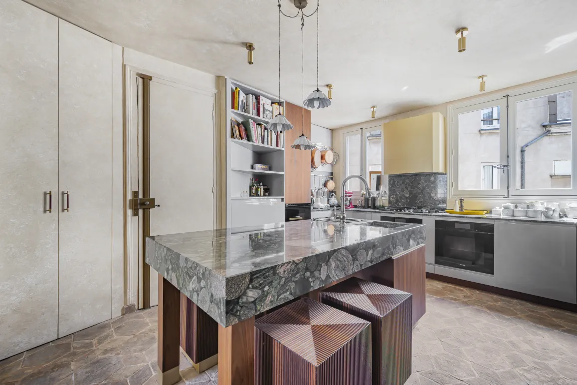 Cuisine de luxe avec îlot central en marbre, design moderne et élégant. Matériaux nobles, équipements haut de gamme. Idéal pour un appartement de prestige.