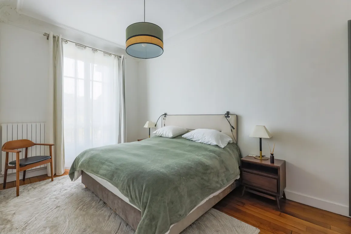 Chambre moderne et lumineuse, lit double confortable, design épuré, ambiance sereine. Idéal pour un bien immobilier de luxe.