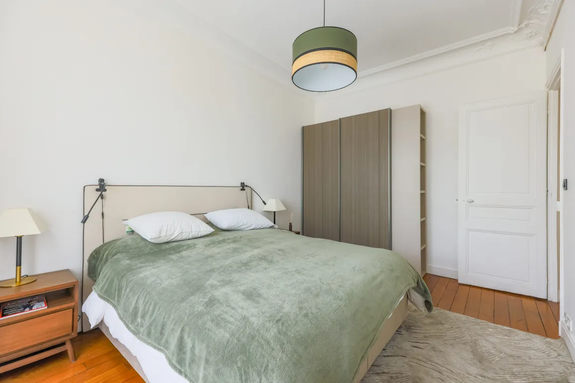 Chambre élégante et moderne avec lit double, rangements intégrés et design épuré. Idéal pour appartement de luxe ou résidence haut de gamme.