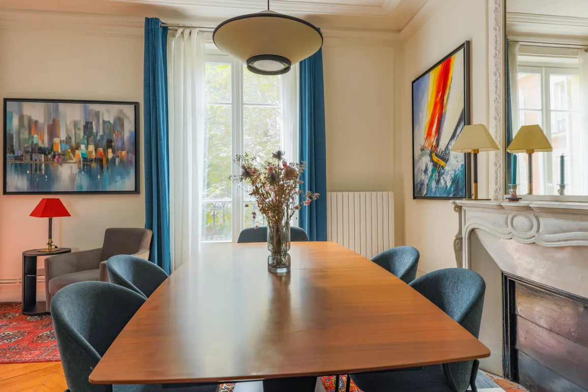 Salle à manger élégante et lumineuse, design moderne et touches artistiques. Un espace raffiné avec cheminée pour propriété de luxe.