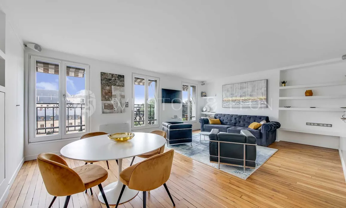 Appartement de luxe lumineux avec salon/salle à manger moderne, parquet, grandes fenêtres et vue ville. Design élégant et contemporain.