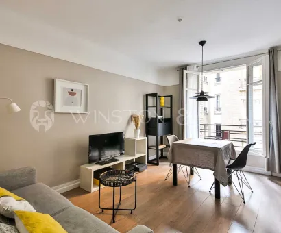 Superbe appartement de luxe: salon-salle à manger moderne, lumineux avec balcon. Design épuré, confort optimal. Idéal pour la ville.