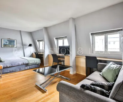 Appartement-Standing-studioAppartement-Paris-ChampsElysees-Berri-10115-Salon
