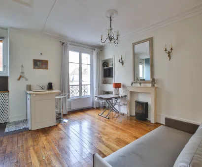 Studio de luxe à Paris: lumineux, parquet ancien, cheminée. Idéal pied-à-terre ou investissement locatif de prestige.