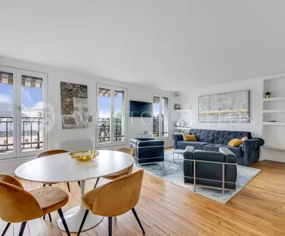 Appartement de luxe lumineux avec salon/salle à manger moderne, parquet, grandes fenêtres et vue ville. Design élégant et contemporain.