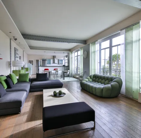 Salon de luxe spacieux et lumineux avec design contemporain, cuisine ouverte et vue dégagée. Parfait pour un appartement haut de gamme.