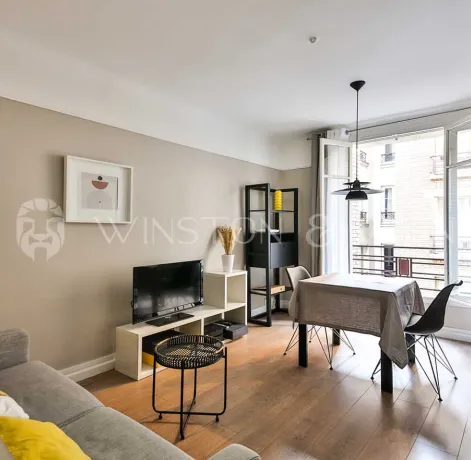 Superbe appartement de luxe: salon-salle à manger moderne, lumineux avec balcon. Design épuré, confort optimal. Idéal pour la ville.