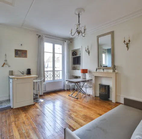 Studio de luxe à Paris: lumineux, parquet ancien, cheminée. Idéal pied-à-terre ou investissement locatif de prestige.