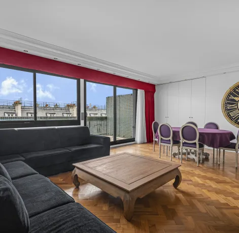 Appartement de luxe, salon/salle à manger moderne, vue ville, parquet, grandes fenêtres. Espace élégant et lumineux.