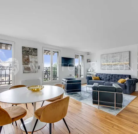 Appartement de luxe lumineux avec salon/salle à manger moderne, parquet, grandes fenêtres et vue ville. Design élégant et contemporain.