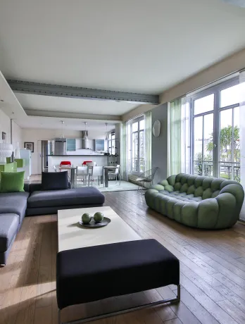 Salon de luxe spacieux et lumineux avec design contemporain, cuisine ouverte et vue dégagée. Parfait pour un appartement haut de gamme.
