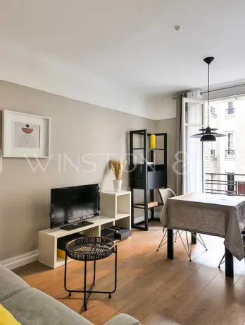 Superbe appartement de luxe: salon-salle à manger moderne, lumineux avec balcon. Design épuré, confort optimal. Idéal pour la ville.