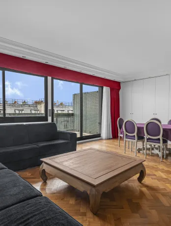 Appartement de luxe, salon/salle à manger moderne, vue ville, parquet, grandes fenêtres. Espace élégant et lumineux.