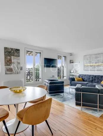 Appartement de luxe lumineux avec salon/salle à manger moderne, parquet, grandes fenêtres et vue ville. Design élégant et contemporain.